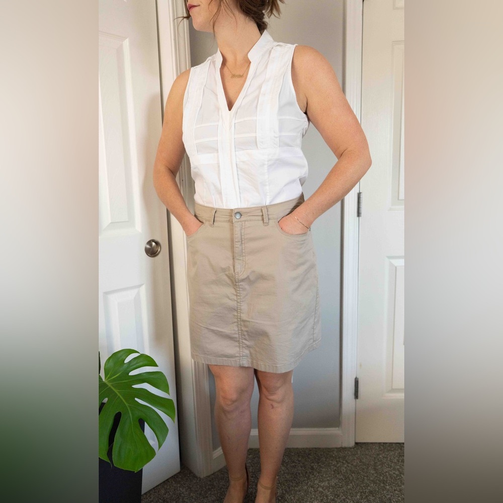 Croft & Barrow Stretch Skort khaki Size 10 - Picture 3 of 8